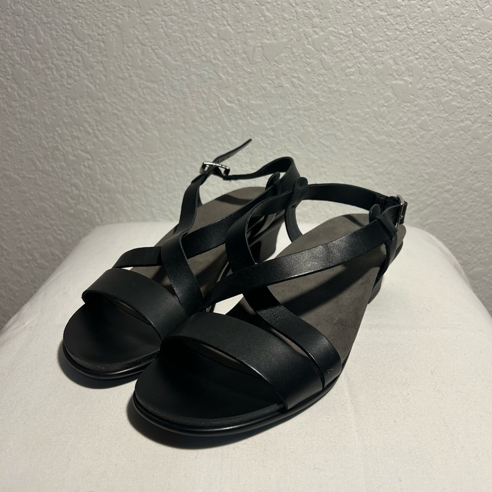 Brand New Women’s SAS “Nouveau” Kitten Heel Sandals in color Alfa Black